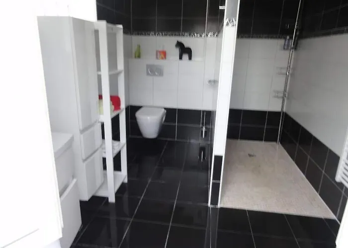 chambre avec salle de bain privatisée avec petit déjeuner compris